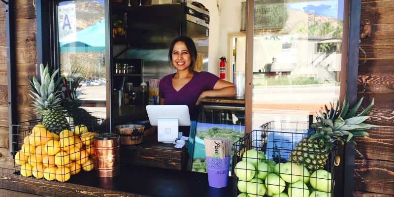 happy-girl-working-at-the-neighborhood-juice-bar-tonythetigersson-tony-andrews-photography_t20_yRayep